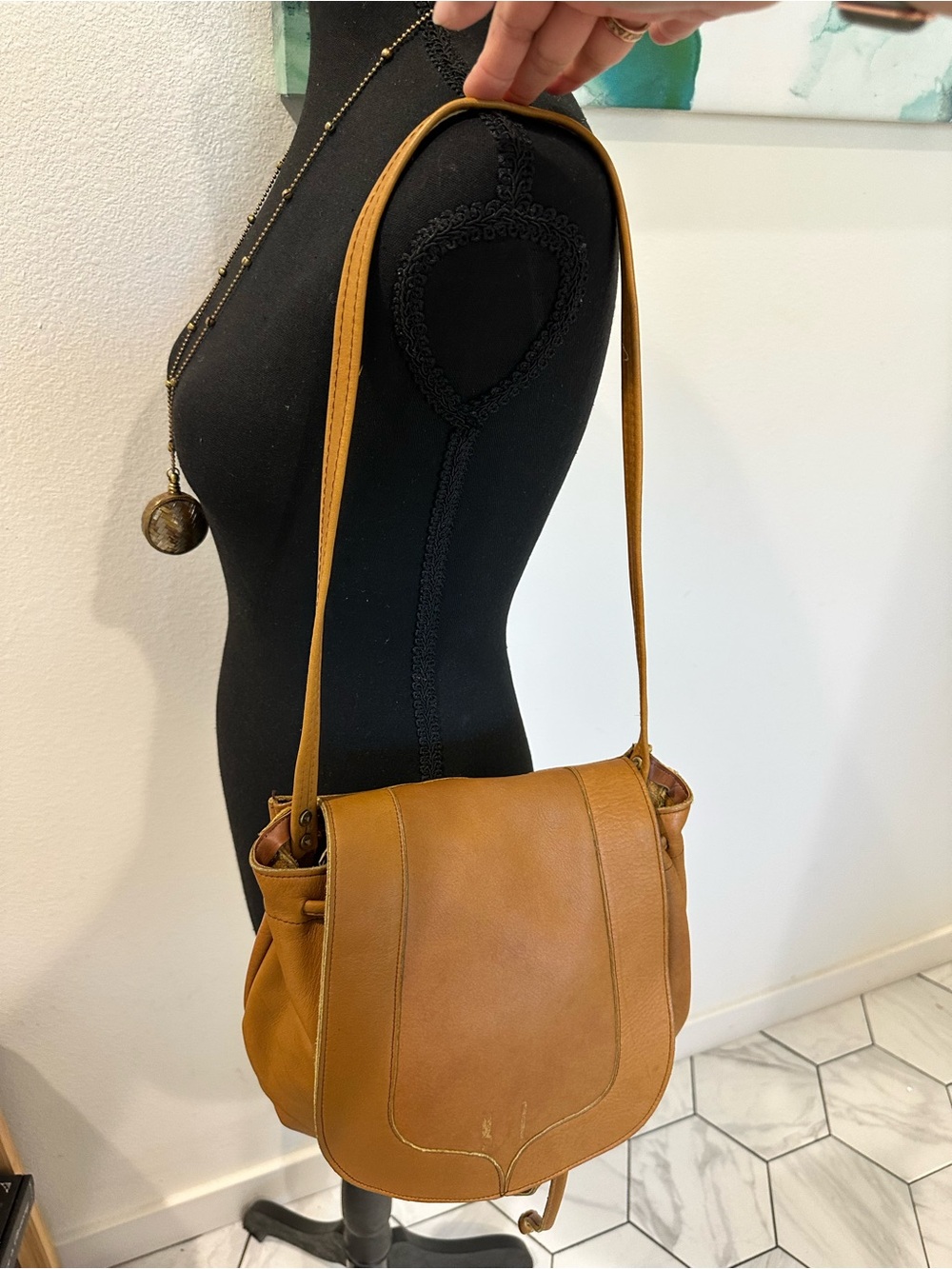 Source Unknown Tan Leather Shoulder Bag with Long Strap